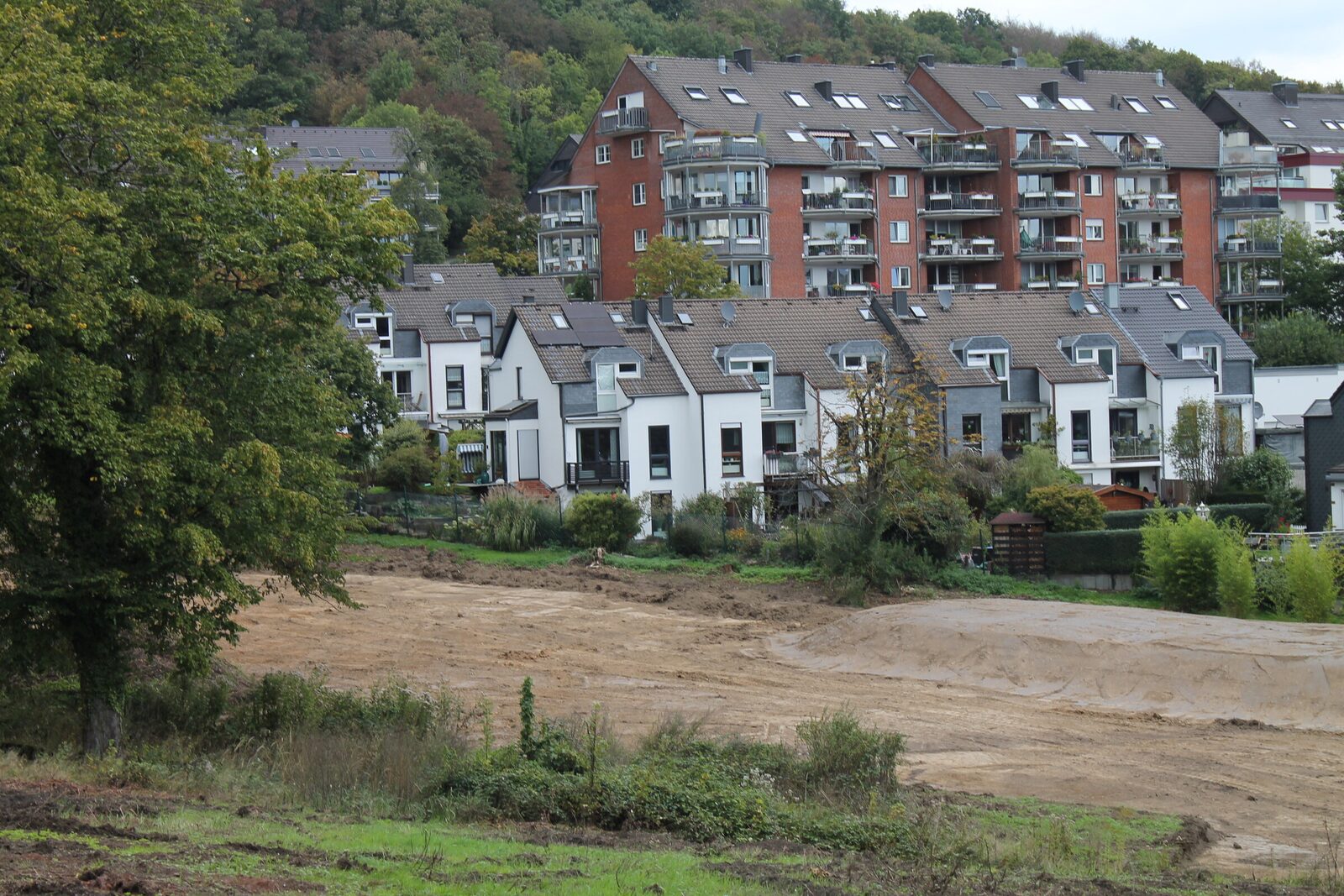 Das Baufeld an der Krummacherstraße in Wuppertal-Varresbeck, im Hintergrund Wohnhäuser am Hang