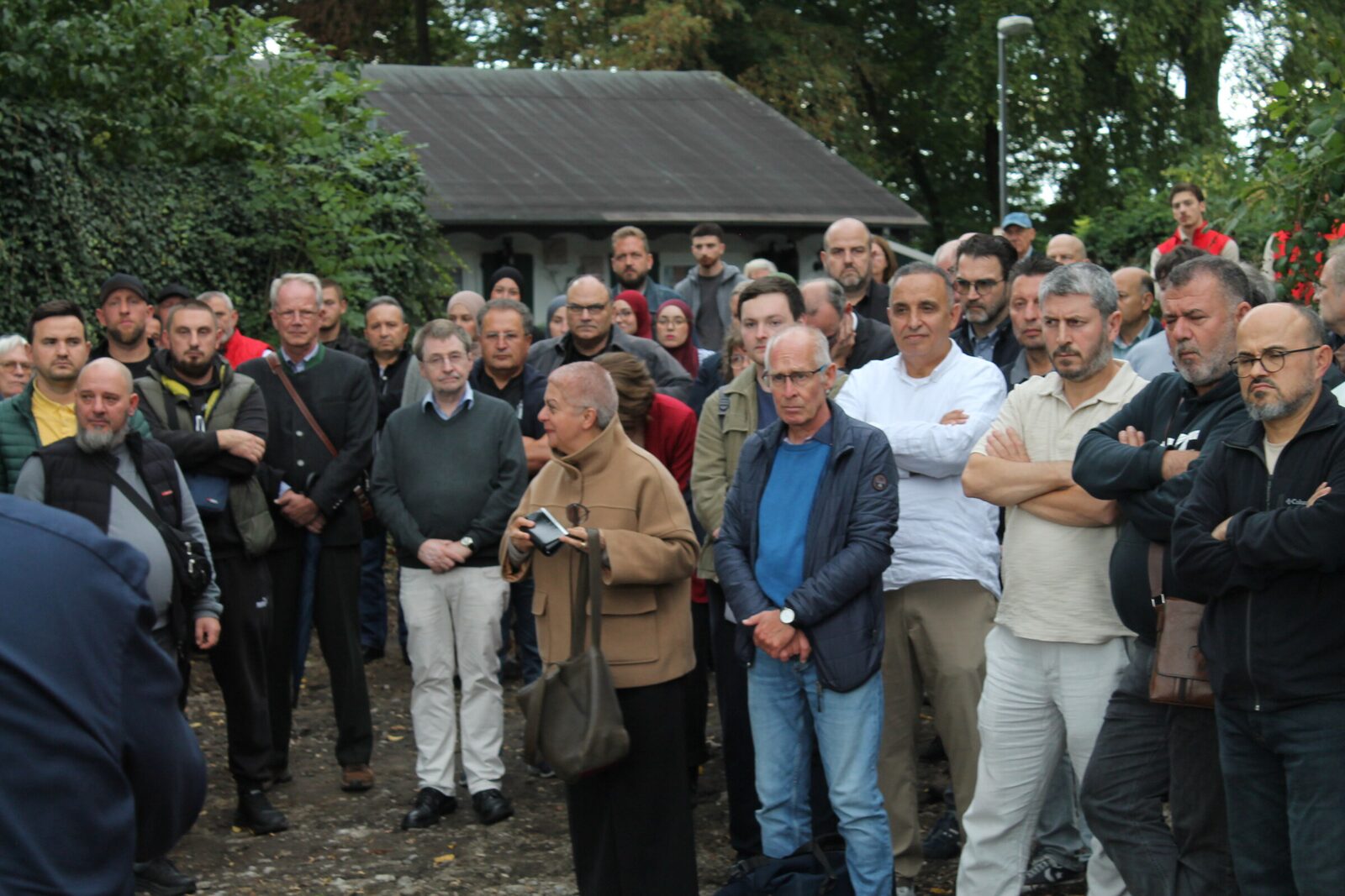 Rund hundert Gäste stehen beim Spatenstich für den muslimischen Friedhof Wuppertal beisammen