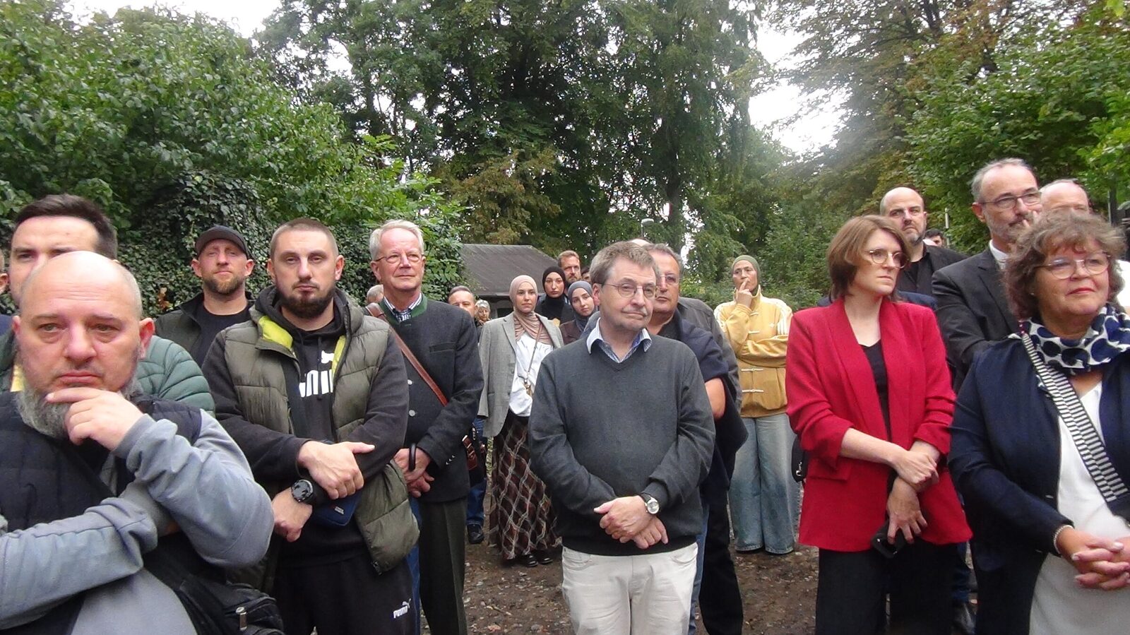 Besucher des Spatenstichs auf dem Gelände an der Krummacherstraße