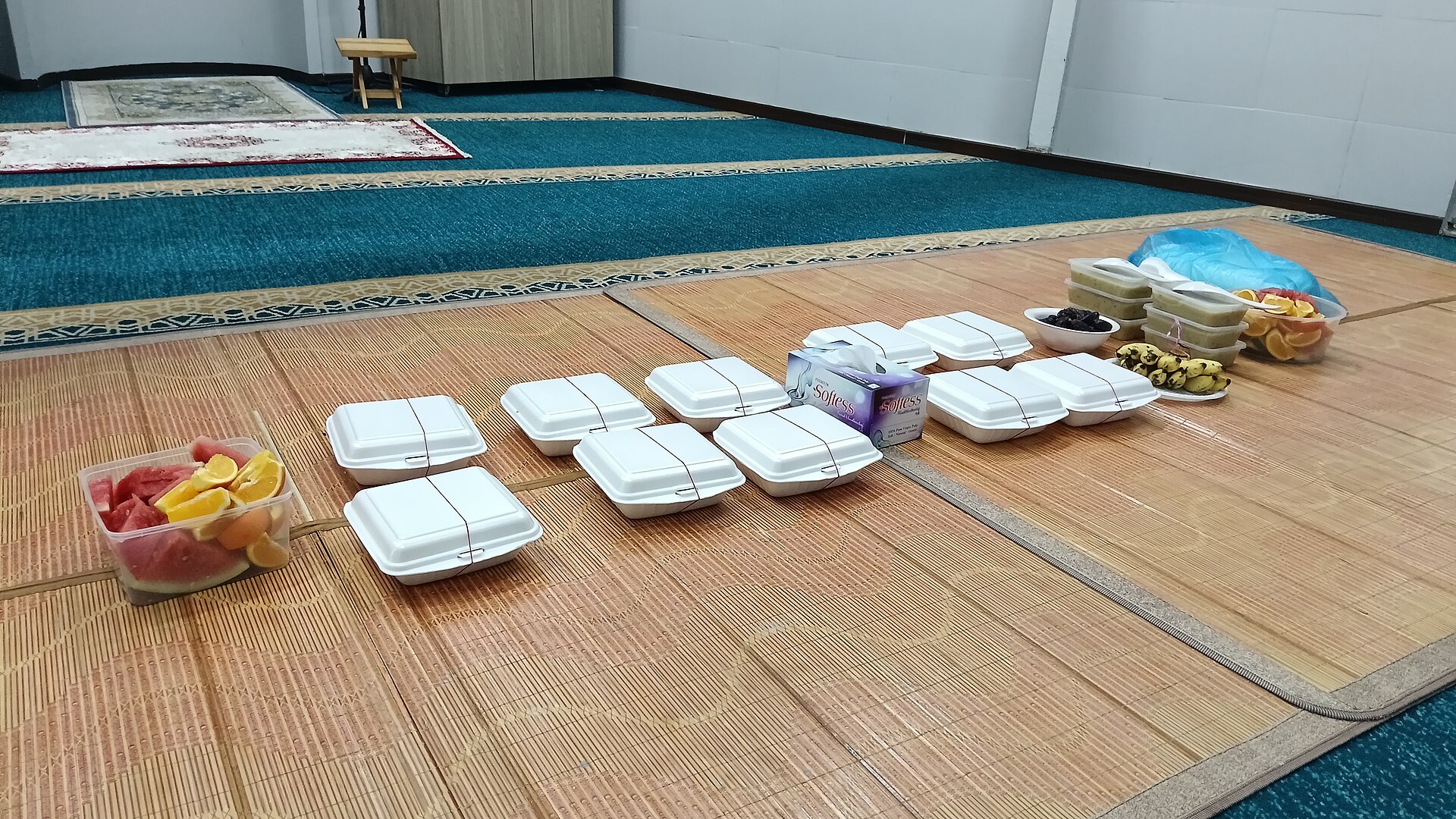 Vorbereitete Iftar-Portionen stehen im Gebetsraum einer Moschee bereit