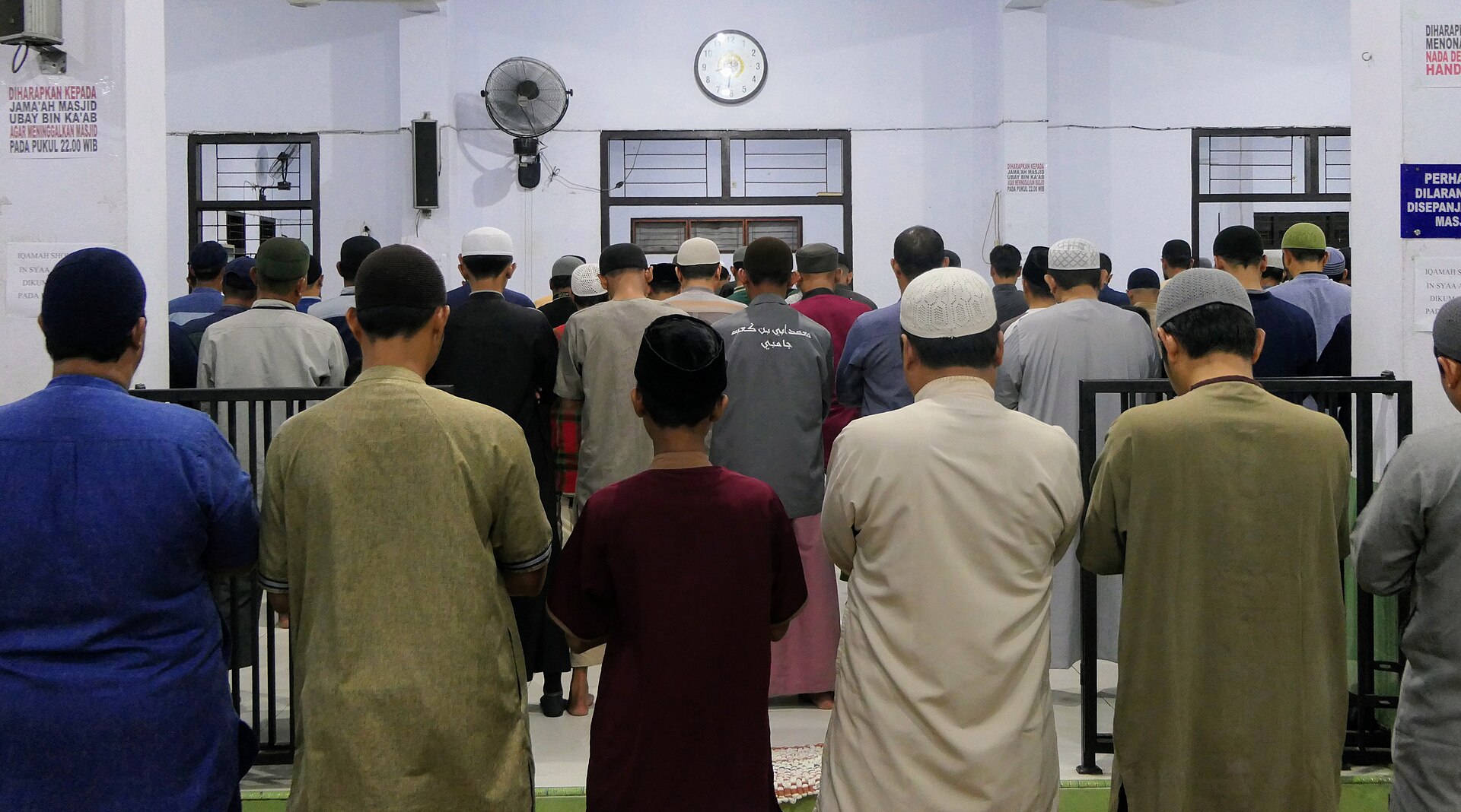 Gemeinsames Nachtgebet im Ramadan, Reihen von Betenden im Gebetsraum