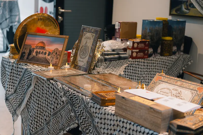Kalligrafien und Kunstdrucke auf einem Stand der Kunstmesse