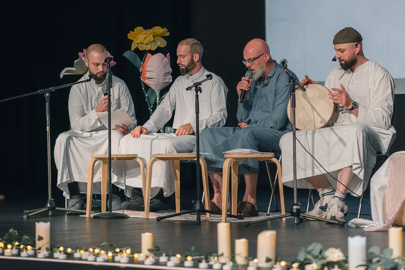 Lobgesang auf der Bühne des Poesieabends in Mainz