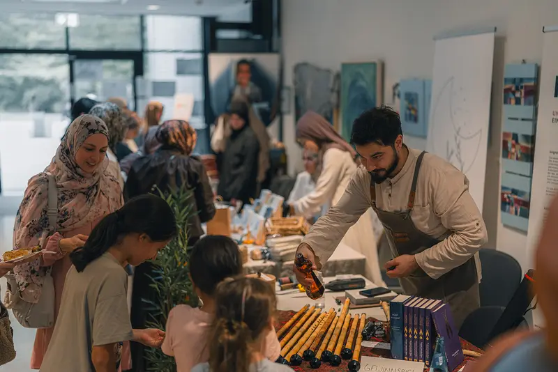 Besucher an den Ständen der Literatur- und Kunstmesse
