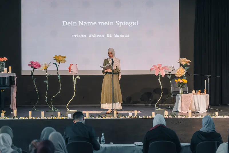 Fatima Zahra El Msaadi trägt ihr Gedicht „Dein Name mein Spiegel“ auf der Bühne vor
