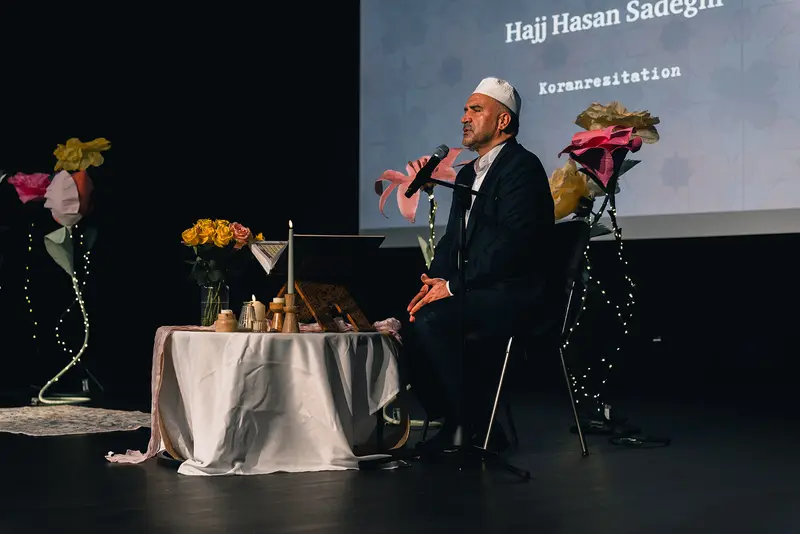 Hajj Hasan Sadeghi rezitiert zur Eröffnung des Poesieabends aus dem Koran