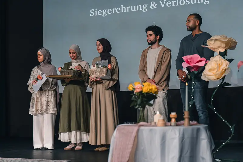 Siegerehrung des Poesiewettbewerbs auf der Bühne