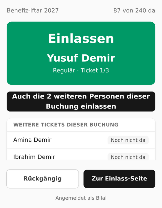 Einlass-Ansicht am Handy mit grüner Bestätigung und weiteren Tickets der Buchung