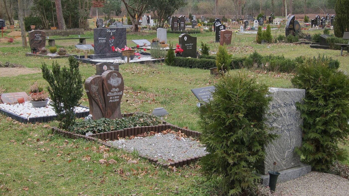 Islamisches Gräberfeld auf dem Waldfriedhof Darmstadt mit nach Mekka ausgerichteten Gräbern
