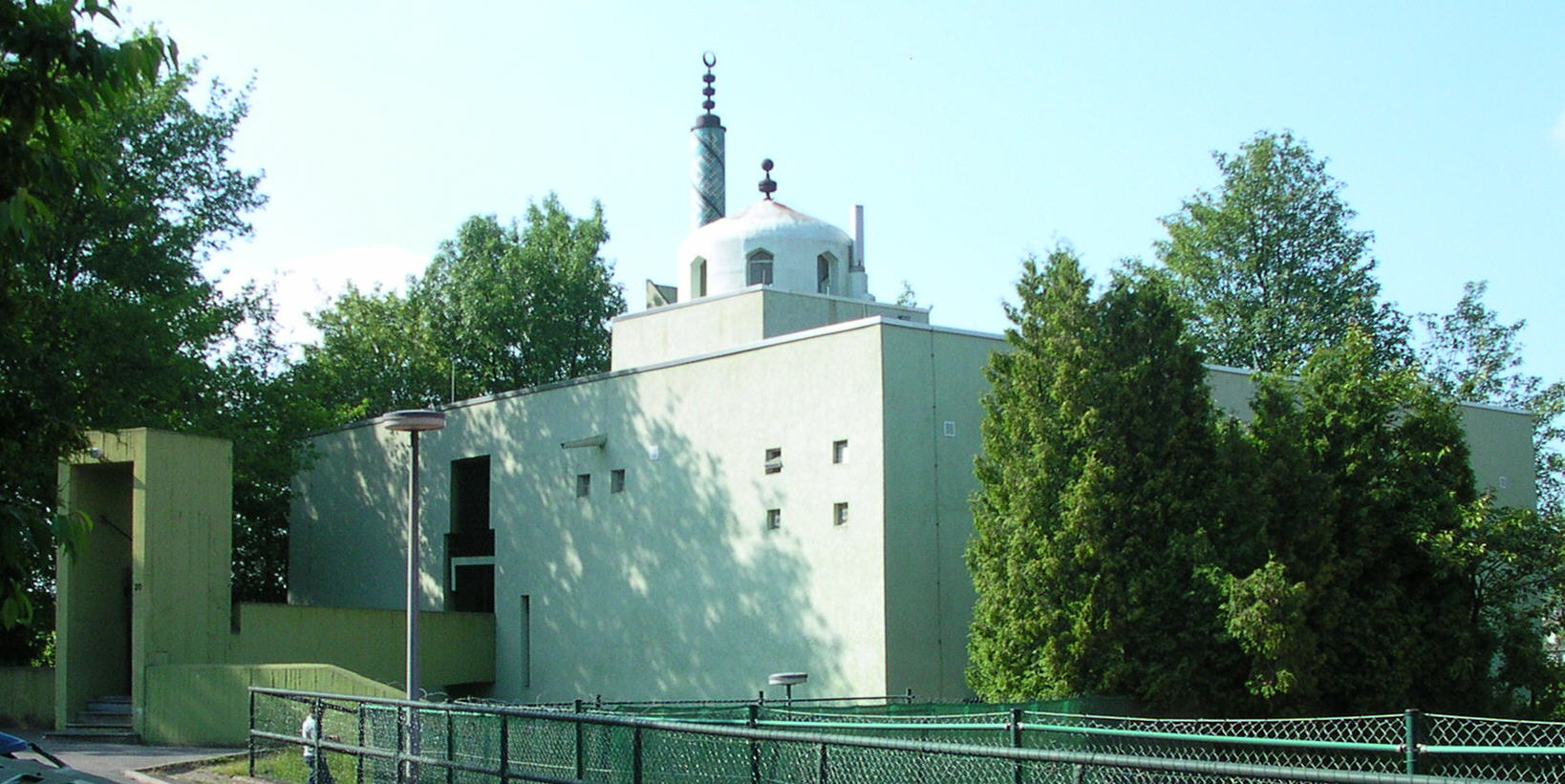 Die Bilal-Moschee in Aachen mit ihrem schlichten Betonbau und dem Minarett
