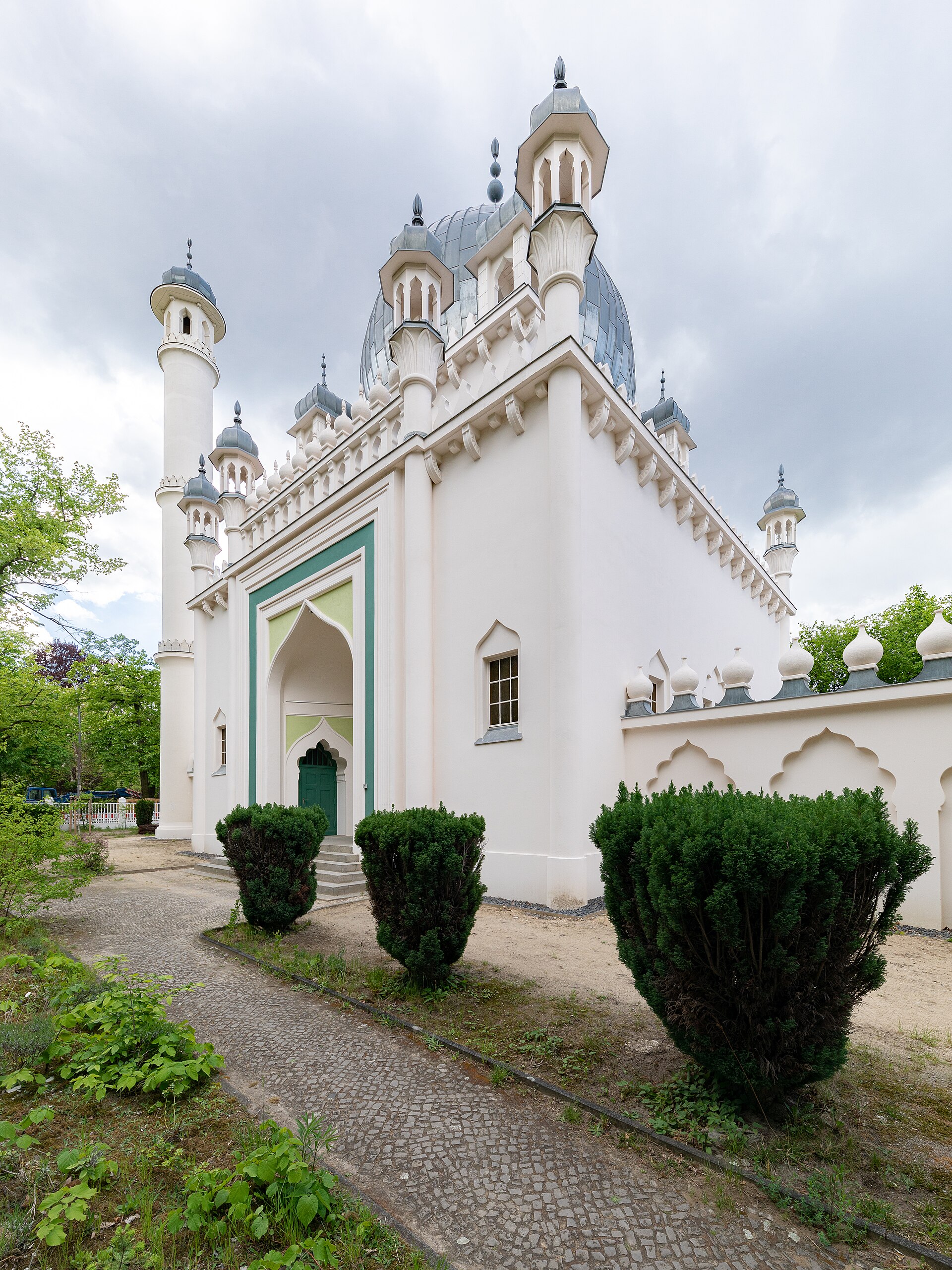 Die Wilmersdorfer Moschee in Berlin mit Kuppel und zwei Minaretten, das älteste erhaltene Moscheegebäude Deutschlands