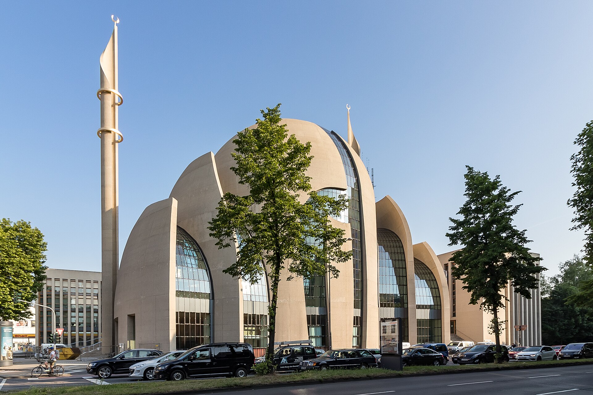 Die DITIB-Zentralmoschee in Köln-Ehrenfeld mit geschwungener Kuppel und zwei Minaretten