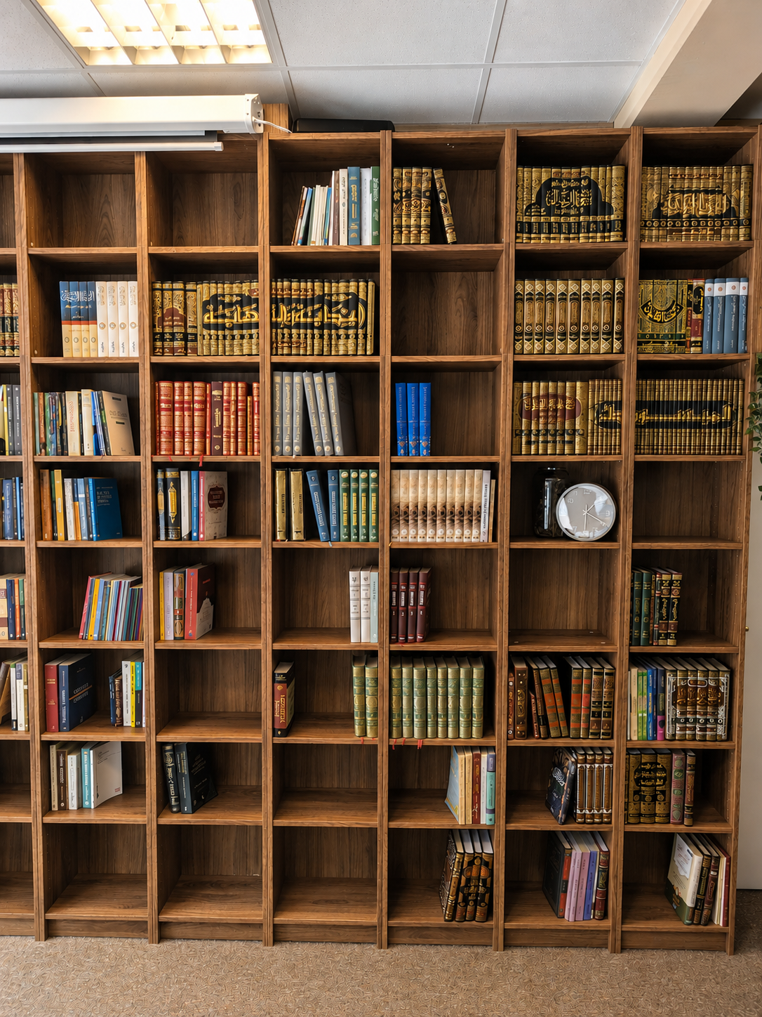 Gefüllte Regalwand der Hikma-Bibliothek in Berlin mit arabischen Werkreihen und deutschsprachiger Literatur