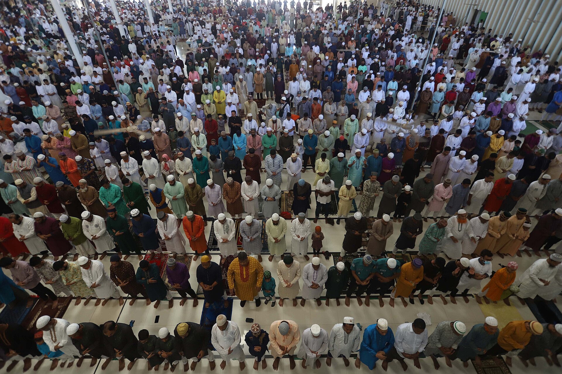 Dicht gefüllte Reihen von Betenden beim Festgebet zu Eid al-Fitr, von oben aufgenommen