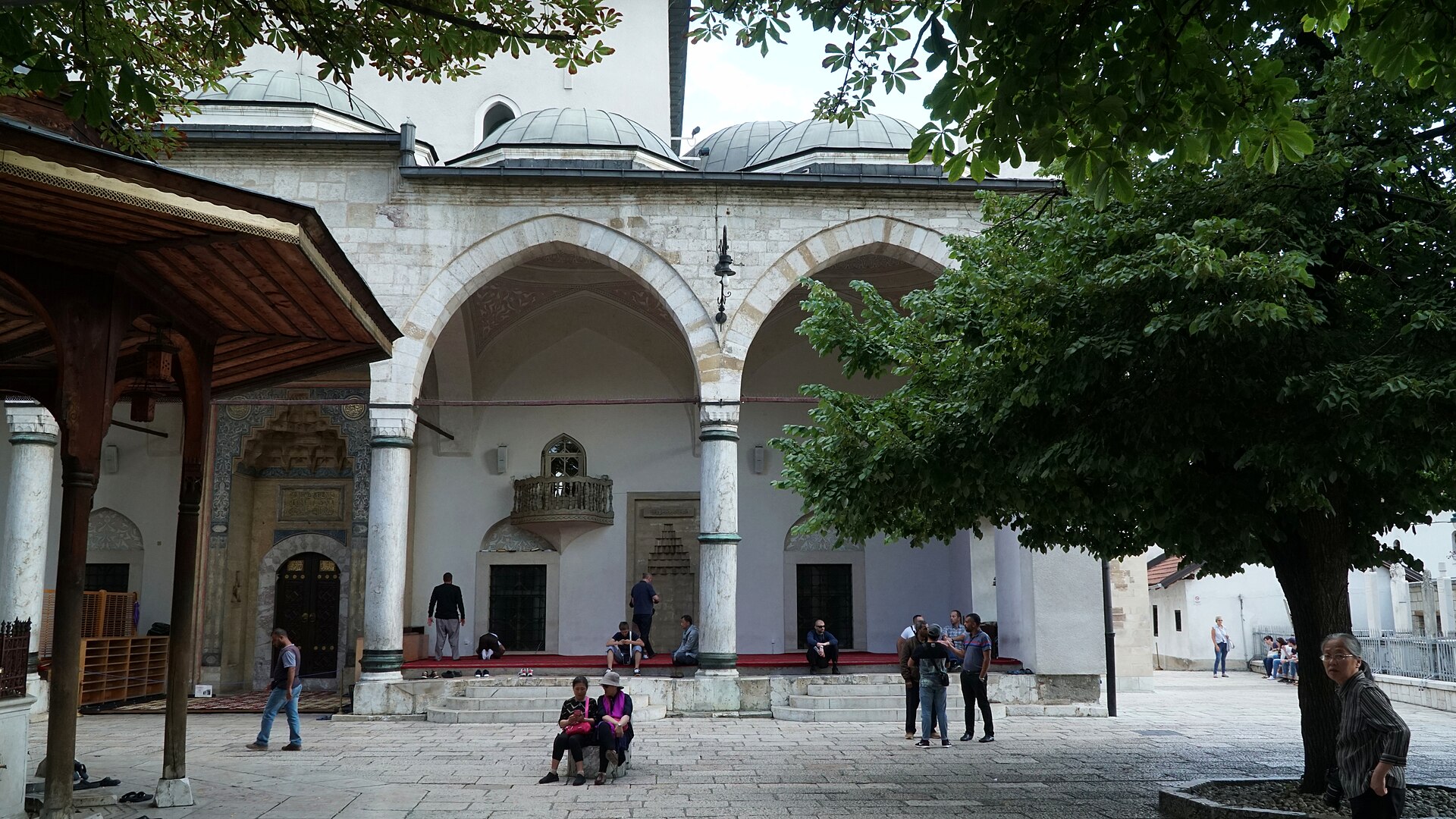 Minarett und Kuppeln der Gazi-Husrev-Beg-Moschee über den Dächern der Altstadt von Sarajevo