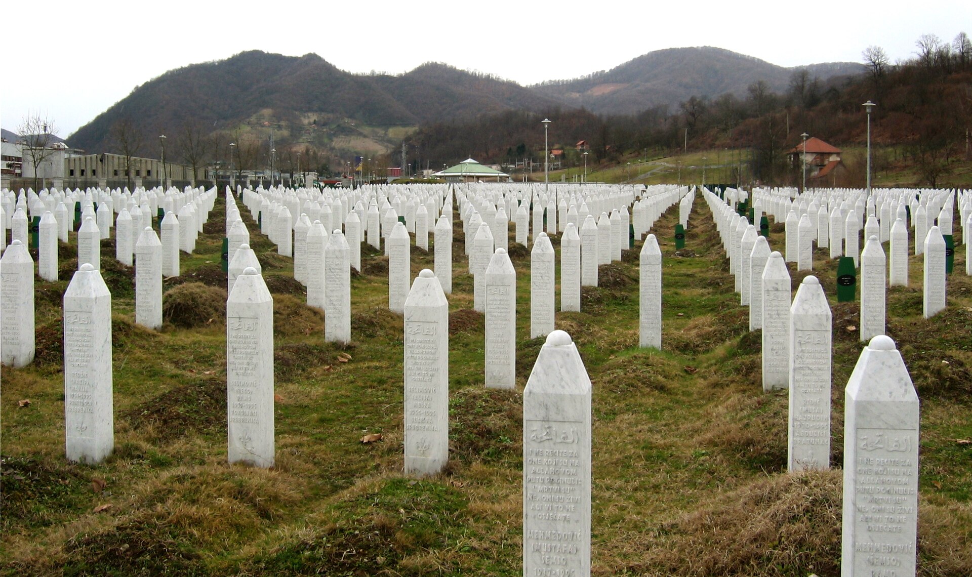 Weiße Grabsteine der Gedenkstätte Potočari bei Srebrenica in Bosnien und Herzegowina