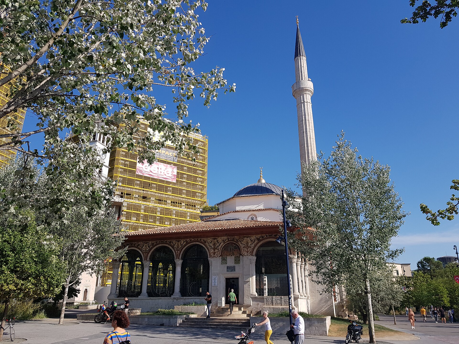Die Et'hem-Bey-Moschee mit Minarett am Skanderbeg-Platz in Tirana, Albanien