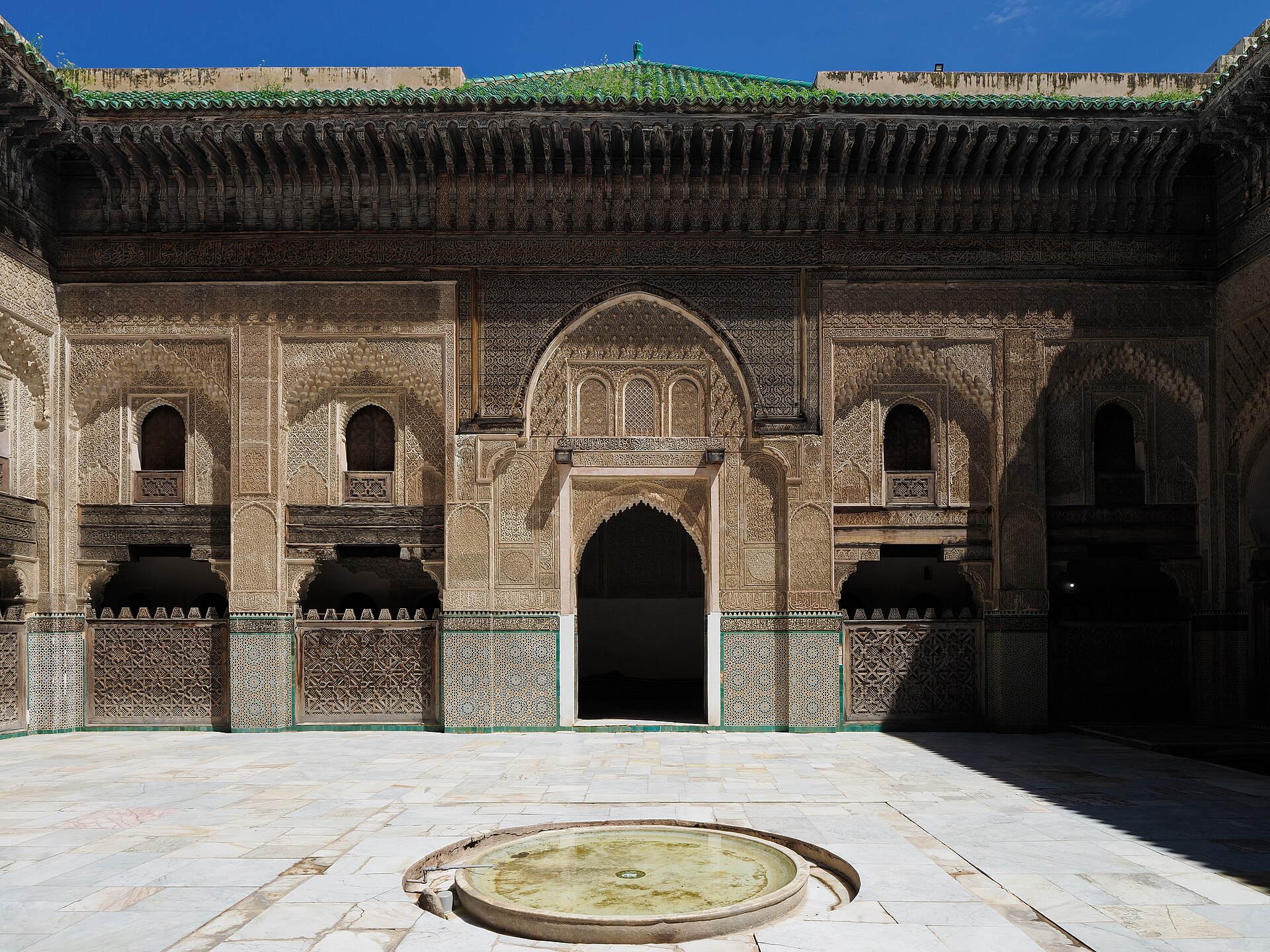 Innenhof der Madrasa Bou Inania in Fes mit Stuckarbeiten, Zedernholz und Mosaikfliesen