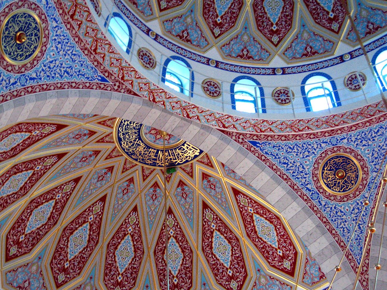 Bemalte Kuppel einer Moschee in Duisburg-Marxloh von innen